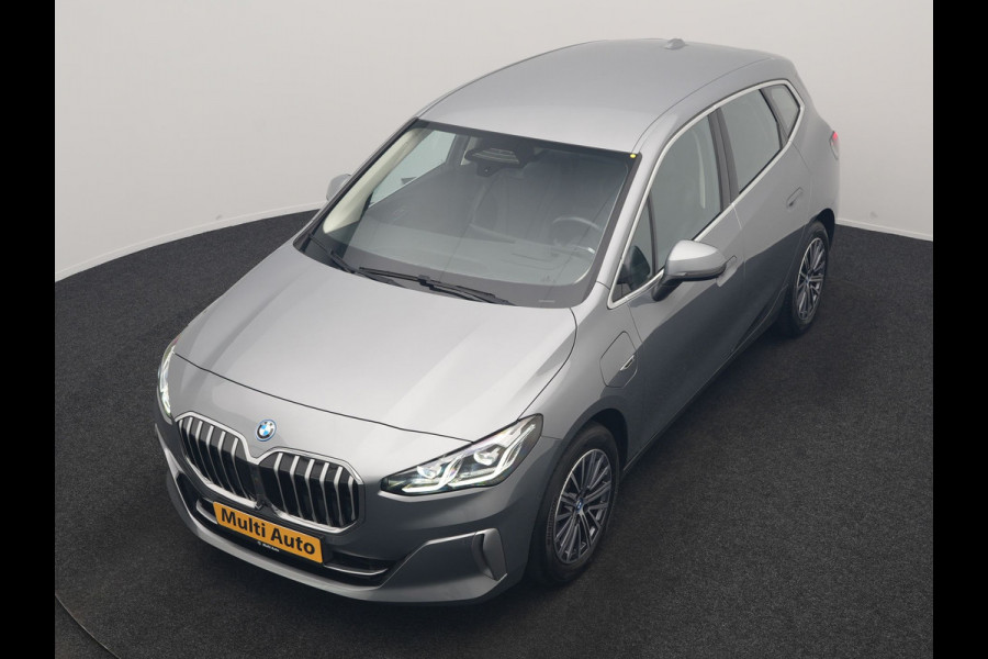 BMW 2 Serie Active Tourer 225e xDrive Luxury Line PHEV 245pk Dealer O.H. | Trekhaak Af Fabriek | Adaptive Cruise | 360 Camera | Head Up | Lederen Sportstoelen Verwarmd | Sfeerverichting | Keyless | Blis | Apple Carplay | Widescreen Navi | DAB | Plug In Hybrid |