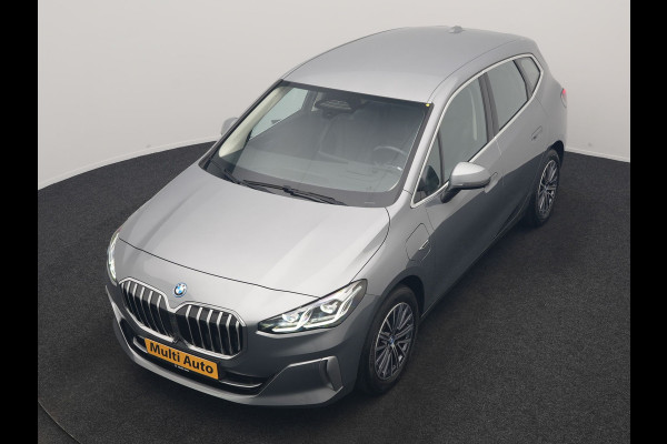 BMW 2 Serie Active Tourer 225e xDrive Luxury Line PHEV 245pk Dealer O.H. | Trekhaak Af Fabriek | Adaptive Cruise | 360 Camera | Head Up | Lederen Sportstoelen Verwarmd | Sfeerverichting | Keyless | Blis | Apple Carplay | Widescreen Navi | DAB | Plug In Hybrid |