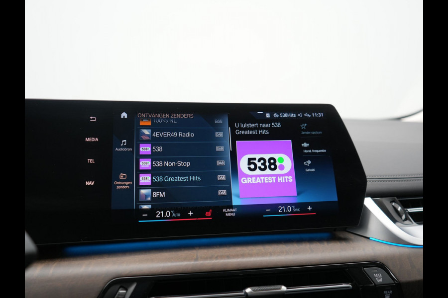 BMW 2 Serie Active Tourer 225e xDrive Luxury Line PHEV 245pk Dealer O.H. | Trekhaak Af Fabriek | Adaptive Cruise | 360 Camera | Head Up | Lederen Sportstoelen Verwarmd | Sfeerverichting | Keyless | Blis | Apple Carplay | Widescreen Navi | DAB | Plug In Hybrid |