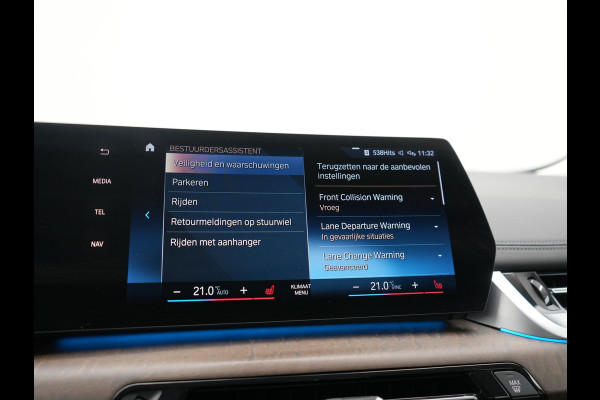 BMW 2 Serie Active Tourer 225e xDrive Luxury Line PHEV 245pk Dealer O.H. | Trekhaak Af Fabriek | Adaptive Cruise | 360 Camera | Head Up | Lederen Sportstoelen Verwarmd | Sfeerverichting | Keyless | Blis | Apple Carplay | Widescreen Navi | DAB | Plug In Hybrid |