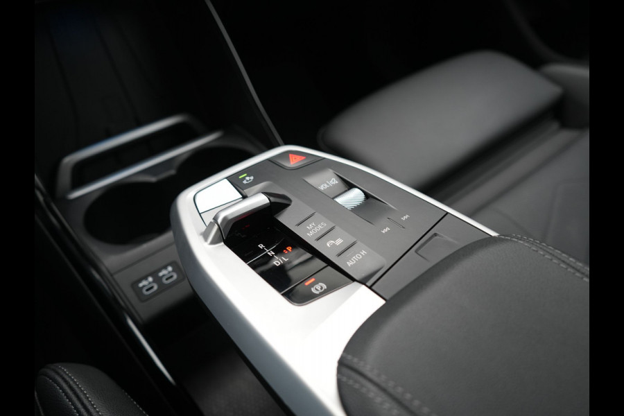 BMW 2 Serie Active Tourer 225e xDrive Luxury Line PHEV 245pk Dealer O.H. | Trekhaak Af Fabriek | Adaptive Cruise | 360 Camera | Head Up | Lederen Sportstoelen Verwarmd | Sfeerverichting | Keyless | Blis | Apple Carplay | Widescreen Navi | DAB | Plug In Hybrid |