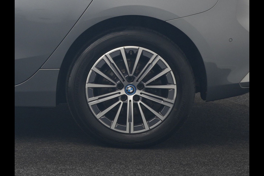 BMW 2 Serie Active Tourer 225e xDrive Luxury Line PHEV 245pk Dealer O.H. | Trekhaak Af Fabriek | Adaptive Cruise | 360 Camera | Head Up | Lederen Sportstoelen Verwarmd | Sfeerverichting | Keyless | Blis | Apple Carplay | Widescreen Navi | DAB | Plug In Hybrid |