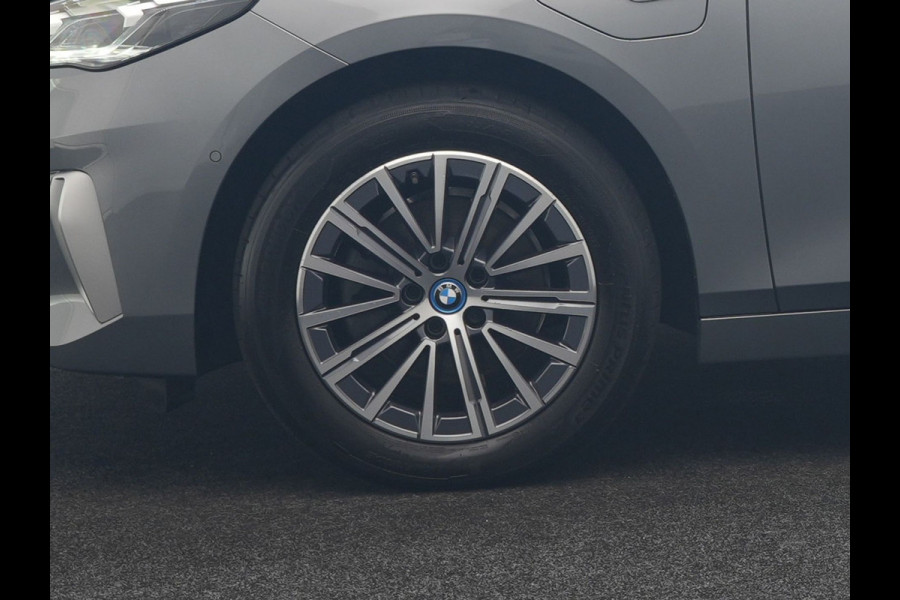 BMW 2 Serie Active Tourer 225e xDrive Luxury Line PHEV 245pk Dealer O.H. | Trekhaak Af Fabriek | Adaptive Cruise | 360 Camera | Head Up | Lederen Sportstoelen Verwarmd | Sfeerverichting | Keyless | Blis | Apple Carplay | Widescreen Navi | DAB | Plug In Hybrid |