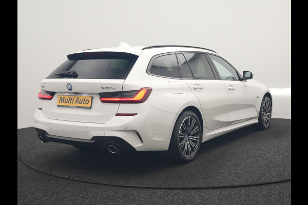 BMW 3 Serie Touring 320e xDrive M Sport PHEV Dealer O.H. | Camera | Alcantara Sportstoelen & Stuur Verwarmd | Sfeerverlichting | Keyless | Blis | Apple Carplay | Navigatie | DAB | 18"L.M | Plug In Hybrid |