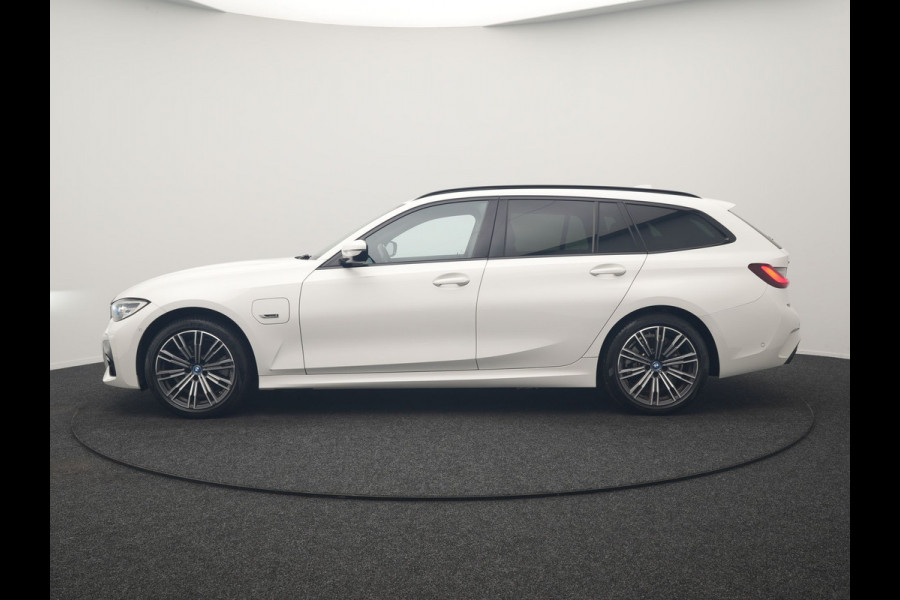 BMW 3 Serie Touring 320e xDrive M Sport PHEV Dealer O.H. | Camera | Alcantara Sportstoelen & Stuur Verwarmd | Sfeerverlichting | Keyless | Blis | Apple Carplay | Navigatie | DAB | 18"L.M | Plug In Hybrid |