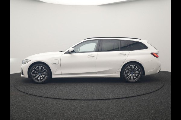 BMW 3 Serie Touring 320e xDrive M Sport PHEV Dealer O.H. | Camera | Alcantara Sportstoelen & Stuur Verwarmd | Sfeerverlichting | Keyless | Blis | Apple Carplay | Navigatie | DAB | 18"L.M | Plug In Hybrid |