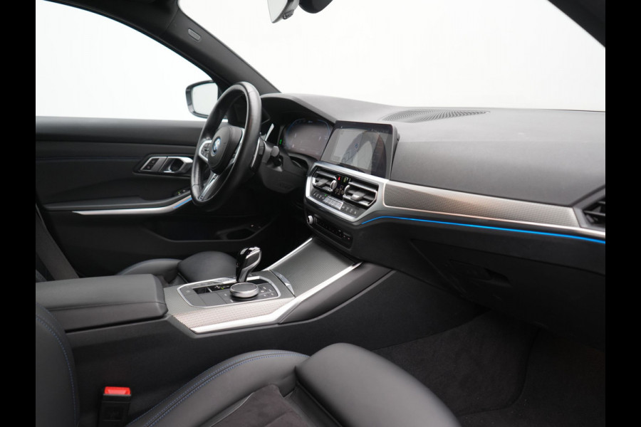 BMW 3 Serie Touring 320e xDrive M Sport PHEV Dealer O.H. | Camera | Alcantara Sportstoelen & Stuur Verwarmd | Sfeerverlichting | Keyless | Blis | Apple Carplay | Navigatie | DAB | 18"L.M | Plug In Hybrid |