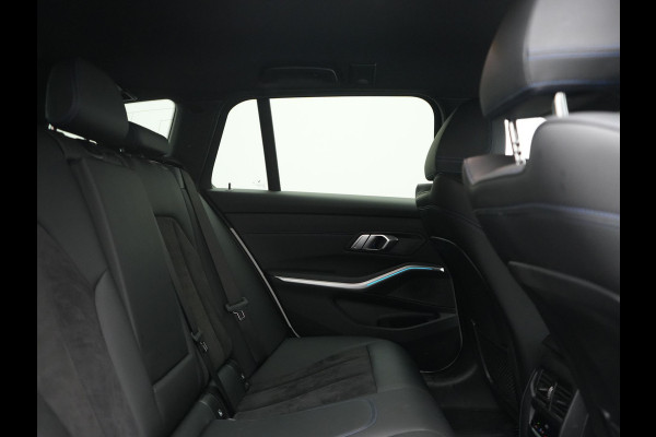BMW 3 Serie Touring 320e xDrive M Sport PHEV Dealer O.H. | Camera | Alcantara Sportstoelen & Stuur Verwarmd | Sfeerverlichting | Keyless | Blis | Apple Carplay | Navigatie | DAB | 18"L.M | Plug In Hybrid |