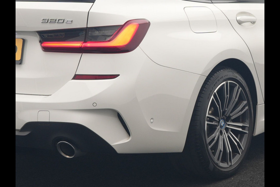 BMW 3 Serie Touring 320e xDrive M Sport PHEV Dealer O.H. | Camera | Alcantara Sportstoelen & Stuur Verwarmd | Sfeerverlichting | Keyless | Blis | Apple Carplay | Navigatie | DAB | 18"L.M | Plug In Hybrid |