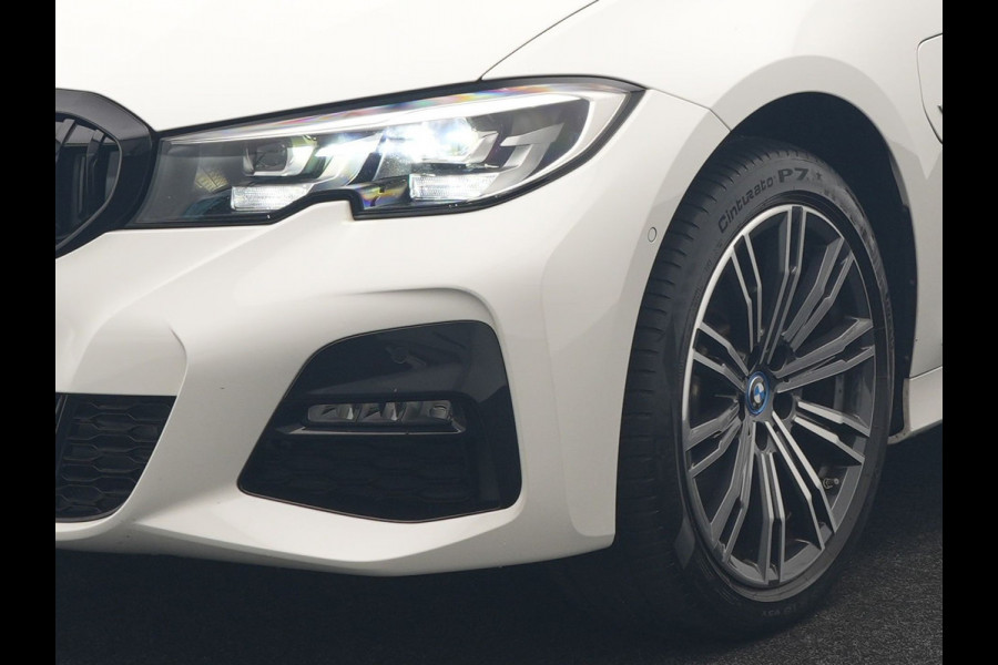 BMW 3 Serie Touring 320e xDrive M Sport PHEV Dealer O.H. | Camera | Alcantara Sportstoelen & Stuur Verwarmd | Sfeerverlichting | Keyless | Blis | Apple Carplay | Navigatie | DAB | 18"L.M | Plug In Hybrid |