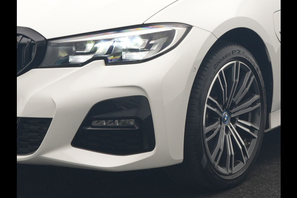 BMW 3 Serie Touring 320e xDrive M Sport PHEV Dealer O.H. | Camera | Alcantara Sportstoelen & Stuur Verwarmd | Sfeerverlichting | Keyless | Blis | Apple Carplay | Navigatie | DAB | 18"L.M | Plug In Hybrid |