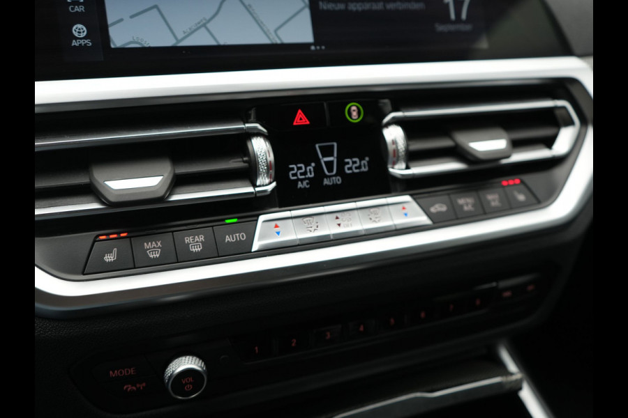 BMW 3 Serie Touring 320e xDrive M Sport PHEV Dealer O.H. | Camera | Alcantara Sportstoelen & Stuur Verwarmd | Sfeerverlichting | Keyless | Blis | Apple Carplay | Navigatie | DAB | 18"L.M | Plug In Hybrid |