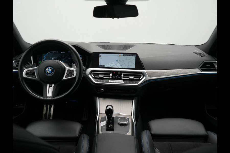 BMW 3 Serie Touring 320e xDrive M Sport PHEV Dealer O.H. | Camera | Alcantara Sportstoelen & Stuur Verwarmd | Sfeerverlichting | Keyless | Blis | Apple Carplay | Navigatie | DAB | 18"L.M | Plug In Hybrid |