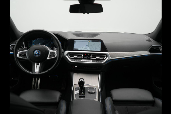 BMW 3 Serie Touring 320e xDrive M Sport PHEV Dealer O.H. | Camera | Alcantara Sportstoelen & Stuur Verwarmd | Sfeerverlichting | Keyless | Blis | Apple Carplay | Navigatie | DAB | 18"L.M | Plug In Hybrid |