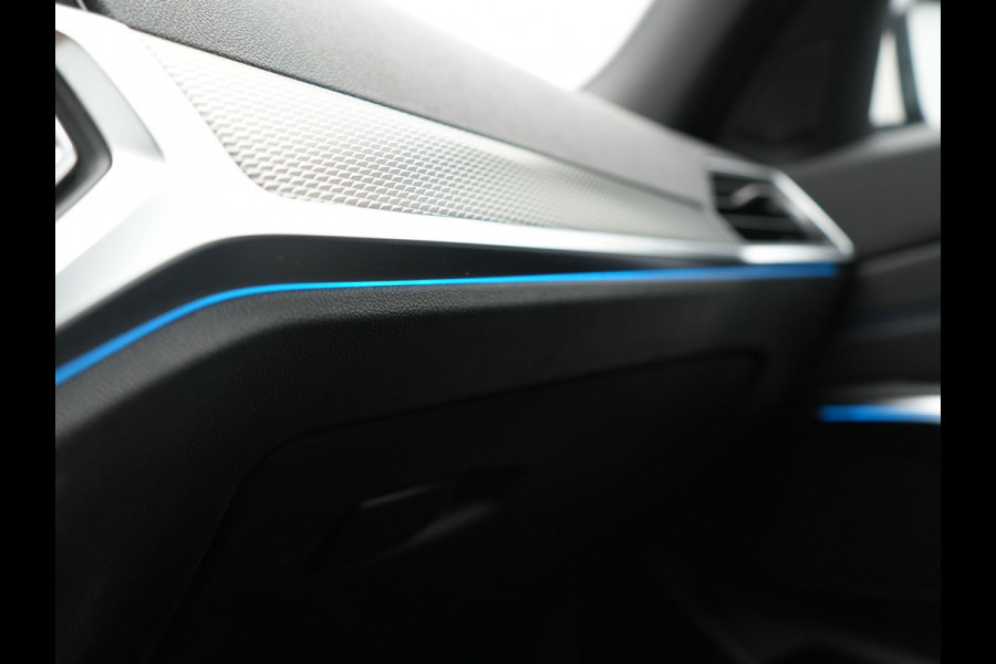 BMW 3 Serie Touring 320e xDrive M Sport PHEV Dealer O.H. | Camera | Alcantara Sportstoelen & Stuur Verwarmd | Sfeerverlichting | Keyless | Blis | Apple Carplay | Navigatie | DAB | 18"L.M | Plug In Hybrid |