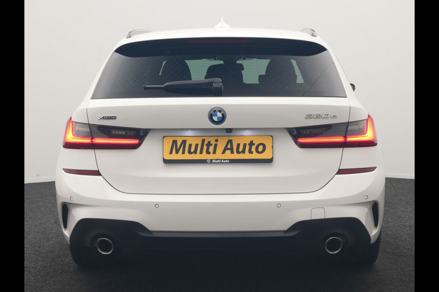 BMW 3 Serie Touring 320e xDrive M Sport PHEV Dealer O.H. | Camera | Alcantara Sportstoelen & Stuur Verwarmd | Sfeerverlichting | Keyless | Blis | Apple Carplay | Navigatie | DAB | 18"L.M | Plug In Hybrid |
