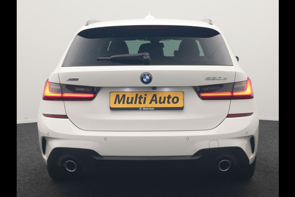 BMW 3 Serie Touring 320e xDrive M Sport PHEV Dealer O.H. | Camera | Alcantara Sportstoelen & Stuur Verwarmd | Sfeerverlichting | Keyless | Blis | Apple Carplay | Navigatie | DAB | 18"L.M | Plug In Hybrid |