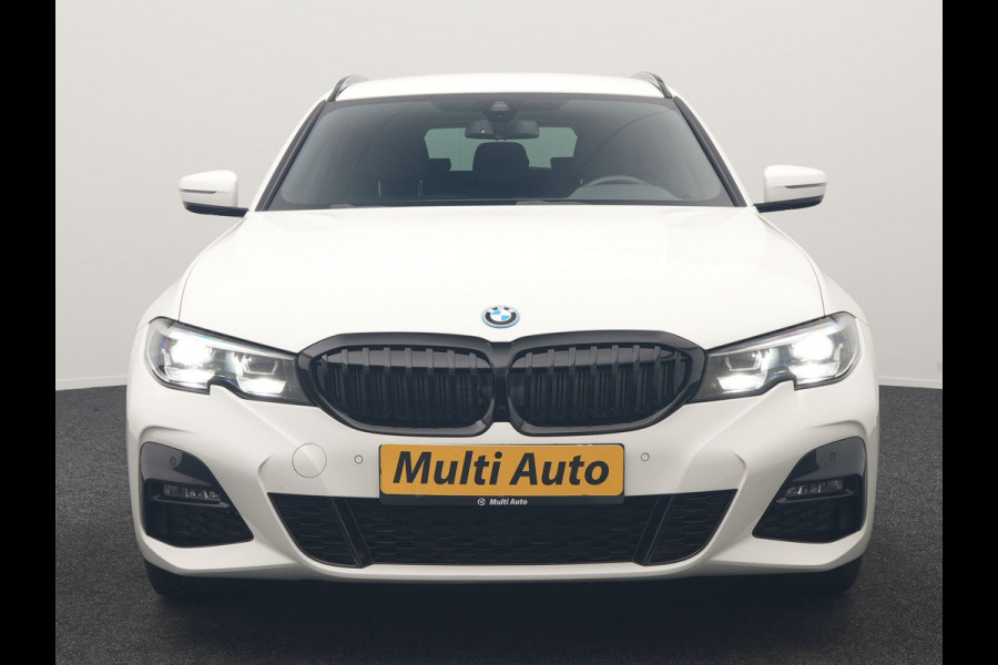 BMW 3 Serie Touring 320e xDrive M Sport PHEV Dealer O.H. | Camera | Alcantara Sportstoelen & Stuur Verwarmd | Sfeerverlichting | Keyless | Blis | Apple Carplay | Navigatie | DAB | 18"L.M | Plug In Hybrid |
