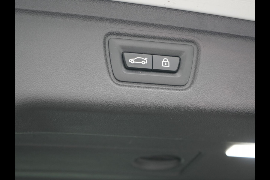 BMW 3 Serie Touring 320e xDrive M Sport PHEV Dealer O.H. | Camera | Alcantara Sportstoelen & Stuur Verwarmd | Sfeerverlichting | Keyless | Blis | Apple Carplay | Navigatie | DAB | 18"L.M | Plug In Hybrid |