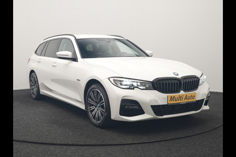 BMW 3 Serie Touring 320e xDrive M Sport PHEV Dealer O.H. | Camera | Alcantara Sportstoelen & Stuur Verwarmd | Sfeerverlichting | Keyless | Blis | Apple Carplay | Navigatie | DAB | 18"L.M | Plug In Hybrid |