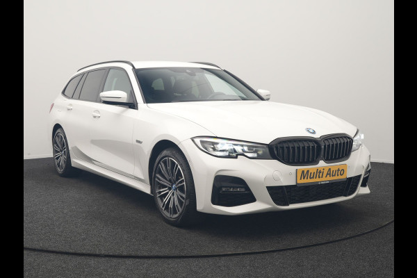 BMW 3 Serie Touring 320e xDrive M Sport PHEV Dealer O.H. | Camera | Alcantara Sportstoelen & Stuur Verwarmd | Sfeerverlichting | Keyless | Blis | Apple Carplay | Navigatie | DAB | 18"L.M | Plug In Hybrid |