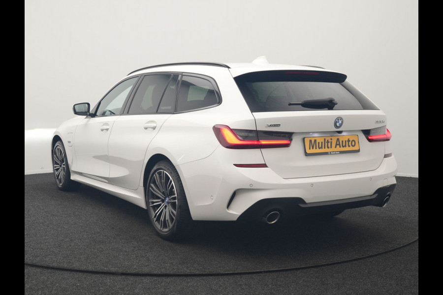 BMW 3 Serie Touring 320e xDrive M Sport PHEV Dealer O.H. | Camera | Alcantara Sportstoelen & Stuur Verwarmd | Sfeerverlichting | Keyless | Blis | Apple Carplay | Navigatie | DAB | 18"L.M | Plug In Hybrid |