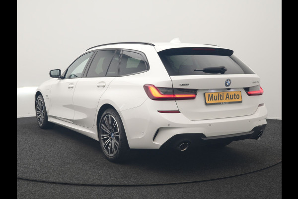 BMW 3 Serie Touring 320e xDrive M Sport PHEV Dealer O.H. | Camera | Alcantara Sportstoelen & Stuur Verwarmd | Sfeerverlichting | Keyless | Blis | Apple Carplay | Navigatie | DAB | 18"L.M | Plug In Hybrid |