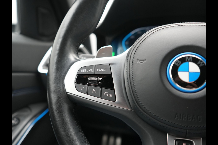 BMW 3 Serie Touring 320e xDrive M Sport PHEV Dealer O.H. | Camera | Alcantara Sportstoelen & Stuur Verwarmd | Sfeerverlichting | Keyless | Blis | Apple Carplay | Navigatie | DAB | 18"L.M | Plug In Hybrid |