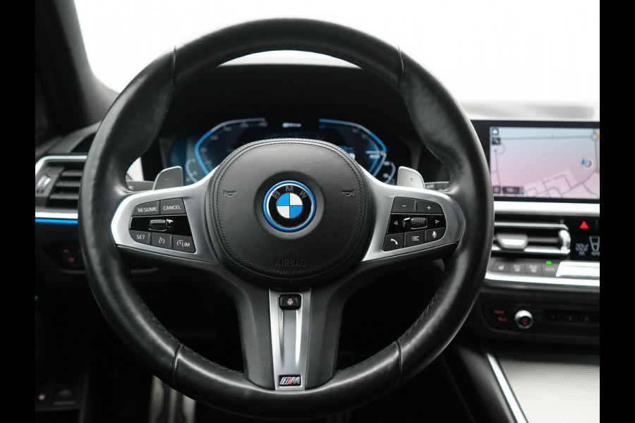 BMW 3 Serie Touring 320e xDrive M Sport PHEV Dealer O.H. | Camera | Alcantara Sportstoelen & Stuur Verwarmd | Sfeerverlichting | Keyless | Blis | Apple Carplay | Navigatie | DAB | 18"L.M | Plug In Hybrid |