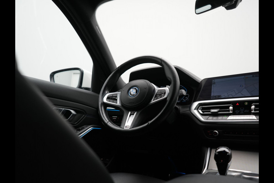 BMW 3 Serie Touring 320e xDrive M Sport PHEV Dealer O.H. | Camera | Alcantara Sportstoelen & Stuur Verwarmd | Sfeerverlichting | Keyless | Blis | Apple Carplay | Navigatie | DAB | 18"L.M | Plug In Hybrid |