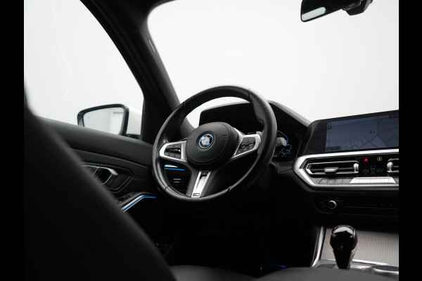 BMW 3 Serie Touring 320e xDrive M Sport PHEV Dealer O.H. | Camera | Alcantara Sportstoelen & Stuur Verwarmd | Sfeerverlichting | Keyless | Blis | Apple Carplay | Navigatie | DAB | 18"L.M | Plug In Hybrid |