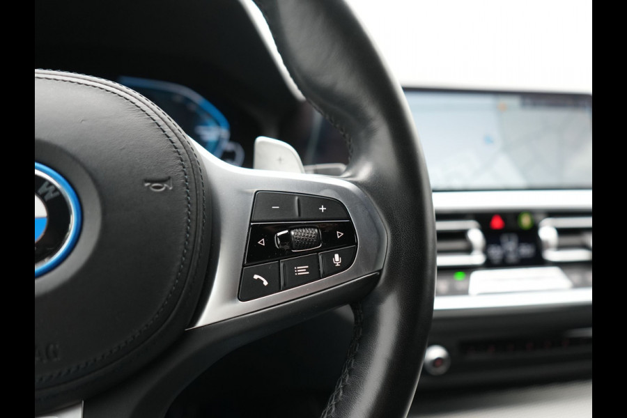 BMW 3 Serie Touring 320e xDrive M Sport PHEV Dealer O.H. | Camera | Alcantara Sportstoelen & Stuur Verwarmd | Sfeerverlichting | Keyless | Blis | Apple Carplay | Navigatie | DAB | 18"L.M | Plug In Hybrid |