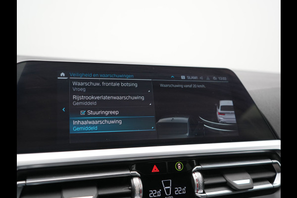 BMW 3 Serie Touring 320e xDrive M Sport PHEV Dealer O.H. | Camera | Alcantara Sportstoelen & Stuur Verwarmd | Sfeerverlichting | Keyless | Blis | Apple Carplay | Navigatie | DAB | 18"L.M | Plug In Hybrid |