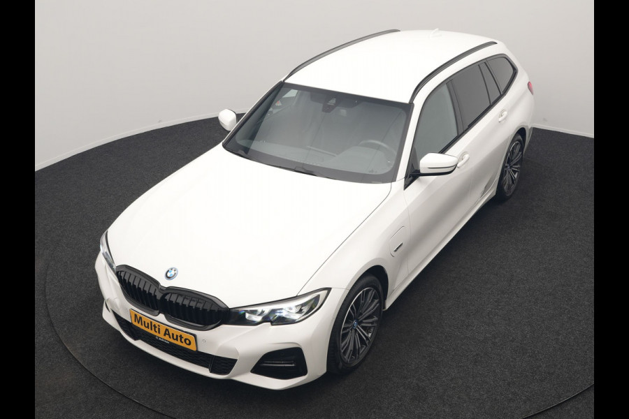 BMW 3 Serie Touring 320e xDrive M Sport PHEV Dealer O.H. | Camera | Alcantara Sportstoelen & Stuur Verwarmd | Sfeerverlichting | Keyless | Blis | Apple Carplay | Navigatie | DAB | 18"L.M | Plug In Hybrid |