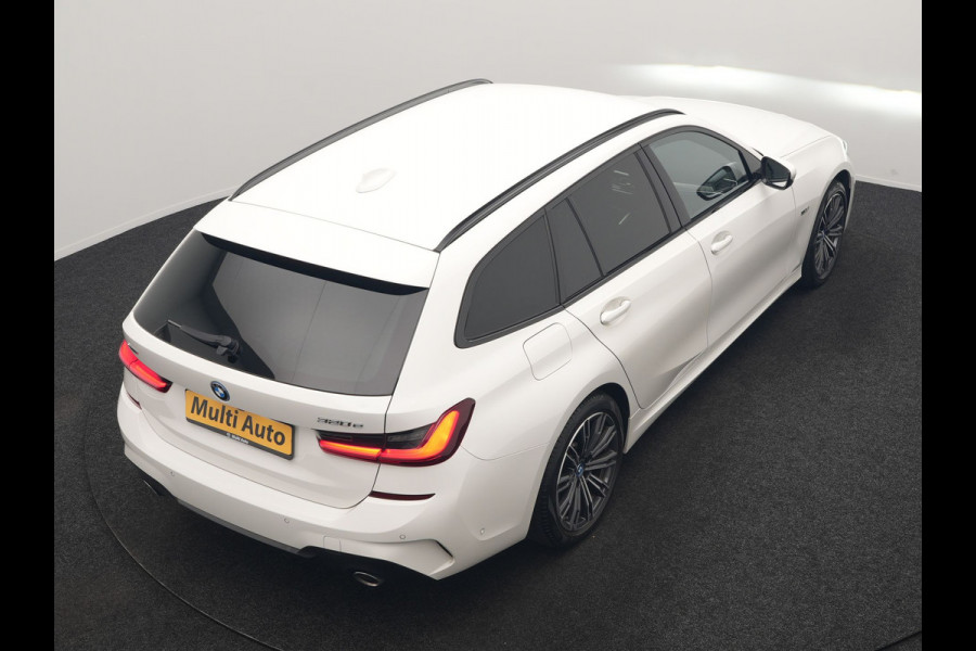 BMW 3 Serie Touring 320e xDrive M Sport PHEV Dealer O.H. | Camera | Alcantara Sportstoelen & Stuur Verwarmd | Sfeerverlichting | Keyless | Blis | Apple Carplay | Navigatie | DAB | 18"L.M | Plug In Hybrid |