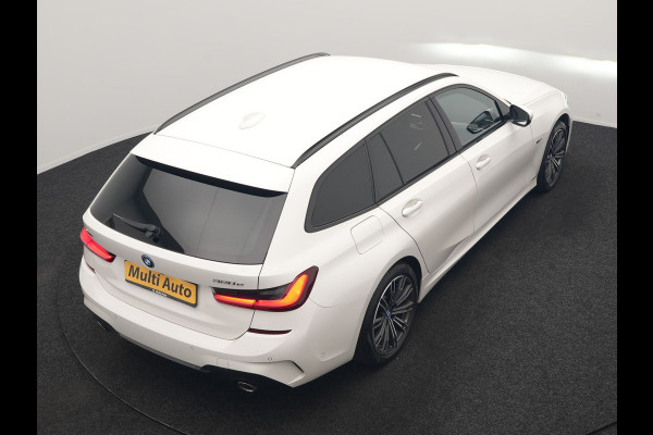 BMW 3 Serie Touring 320e xDrive M Sport PHEV Dealer O.H. | Camera | Alcantara Sportstoelen & Stuur Verwarmd | Sfeerverlichting | Keyless | Blis | Apple Carplay | Navigatie | DAB | 18"L.M | Plug In Hybrid |