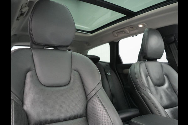 Volvo V90 T8 AWD Ultimate Bright LONG RANGE PHEV 350pk | Trekhaak Af Fabriek | Panodak | Adaptive Cruise | 360 Camera | Head Up | Lederen Sportstoelen Memory & Massage & Ventilatie | Bowers & Wilkins | Blis | Keyless | Stuur & Stoelen Verwarmd | Plug In Hybrid |
