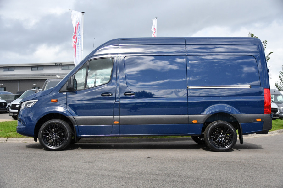 Mercedes-Benz Sprinter 317 1.9 CDI L2H2 RWD AMG Edition Adaptieve Cruise, 360 Camera, Carplay, 2 x Schuifdeur, LED, Automaat, 170pk 3500kg Trekhaak, Uniek!