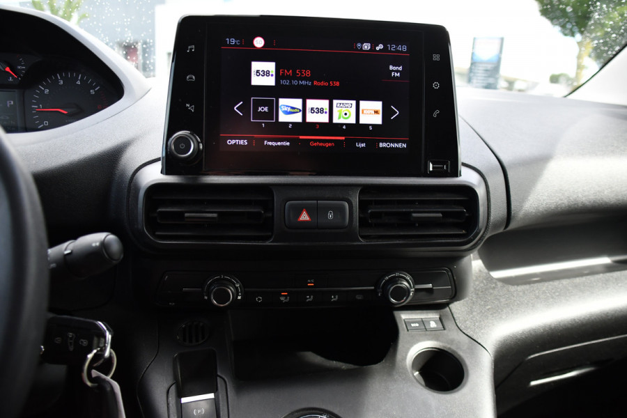 Peugeot Partner 1.5 BlueHDI L2 PB Edition Camera, Cruise, Carplay, Trekhaak, Sensoren, 130pk, Automaat, Multimedia, Uniek!