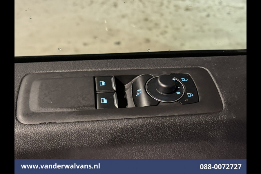 Ford Transit Custom 2.0 TDCI 136pk L2H1 Euro6 Airco | Camera | LED | Apple Carplay | Cruisecontrol | 2500kg Trekhaak LM Velgen, Android Auto, Verwarmde voorruit, Stoelverwarming, Parkeersensoren, Bijrijdersbank