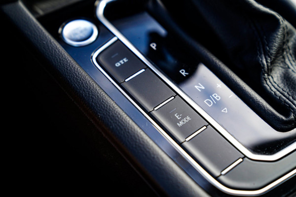 Volkswagen Passat Variant 1.4 TSI PHEV GTE Business | Panorama | Plugin Hybride | Xenon/LED | Verwarmde voorstoelen | Comfortstoel