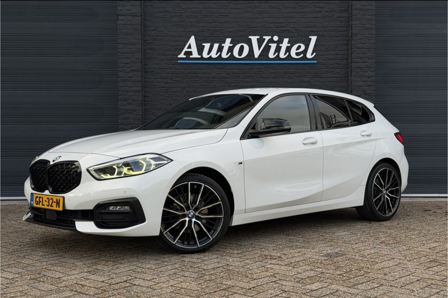 BMW 1-serie 118i | Sportleder | Stoel + Stuurverwarming | Comfort Access | Live Cockpit Pro | Carplay