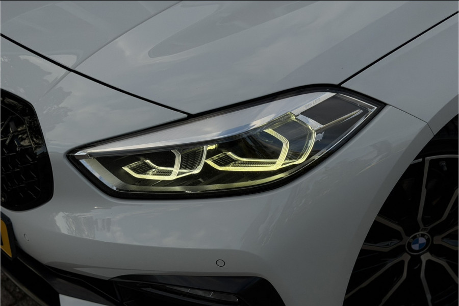 BMW 1-serie 118i | Sportleder | Stoel + Stuurverwarming | Comfort Access | Live Cockpit Pro | Carplay