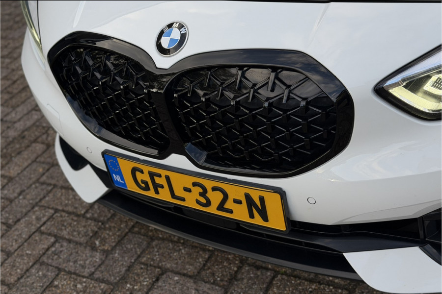 BMW 1-serie 118i | Sportleder | Stoel + Stuurverwarming | Comfort Access | Live Cockpit Pro | Carplay