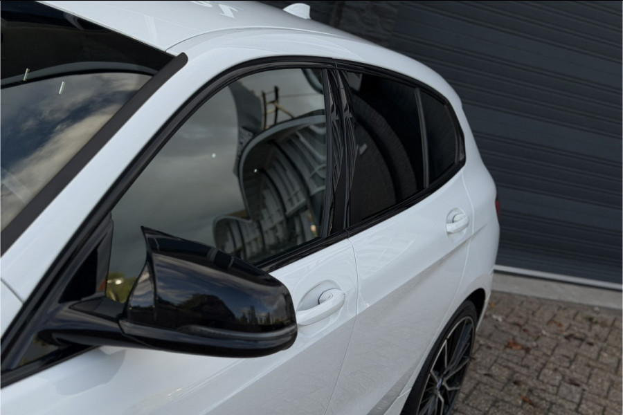 BMW 1-serie 118i | Sportleder | Stoel + Stuurverwarming | Comfort Access | Live Cockpit Pro | Carplay