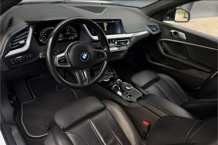 BMW 1-serie 118i | Sportleder | Stoel + Stuurverwarming | Comfort Access | Live Cockpit Pro | Carplay