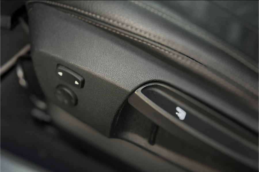 BMW 1-serie 118i | Sportleder | Stoel + Stuurverwarming | Comfort Access | Live Cockpit Pro | Carplay
