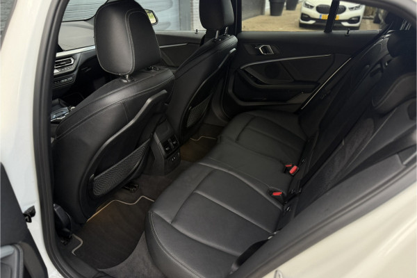 BMW 1-serie 118i | Sportleder | Stoel + Stuurverwarming | Comfort Access | Live Cockpit Pro | Carplay