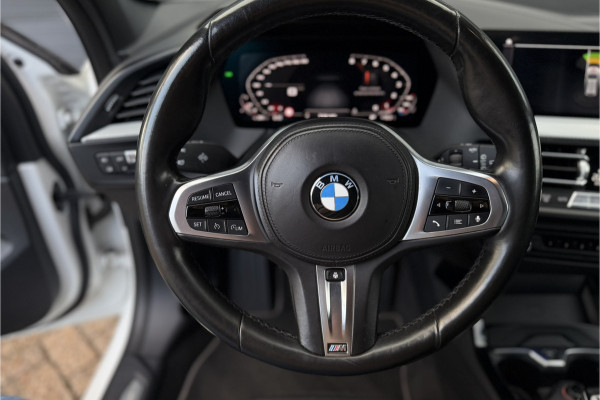 BMW 1-serie 118i | Sportleder | Stoel + Stuurverwarming | Comfort Access | Live Cockpit Pro | Carplay