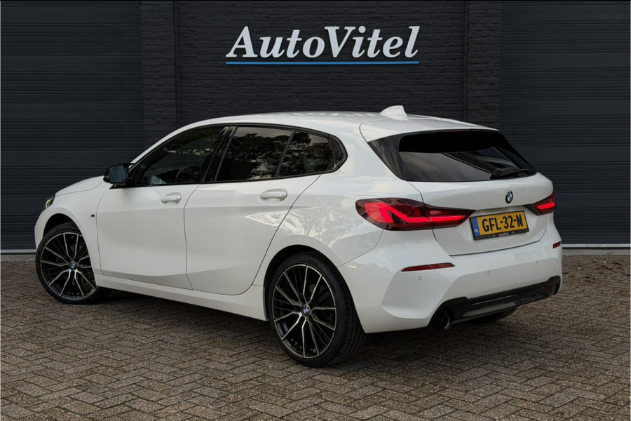 BMW 1-serie 118i | Sportleder | Stoel + Stuurverwarming | Comfort Access | Live Cockpit Pro | Carplay